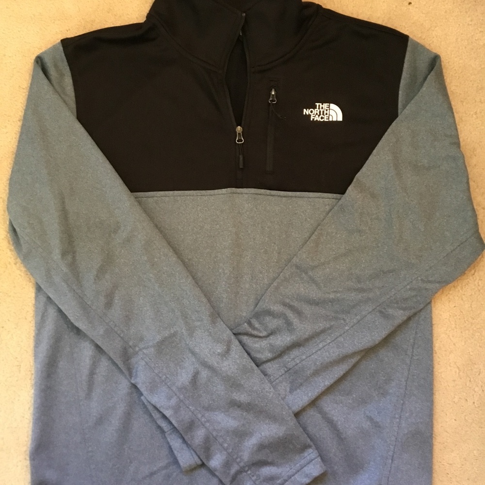Barely worn men’s size small half zip North Face half zip pullover.